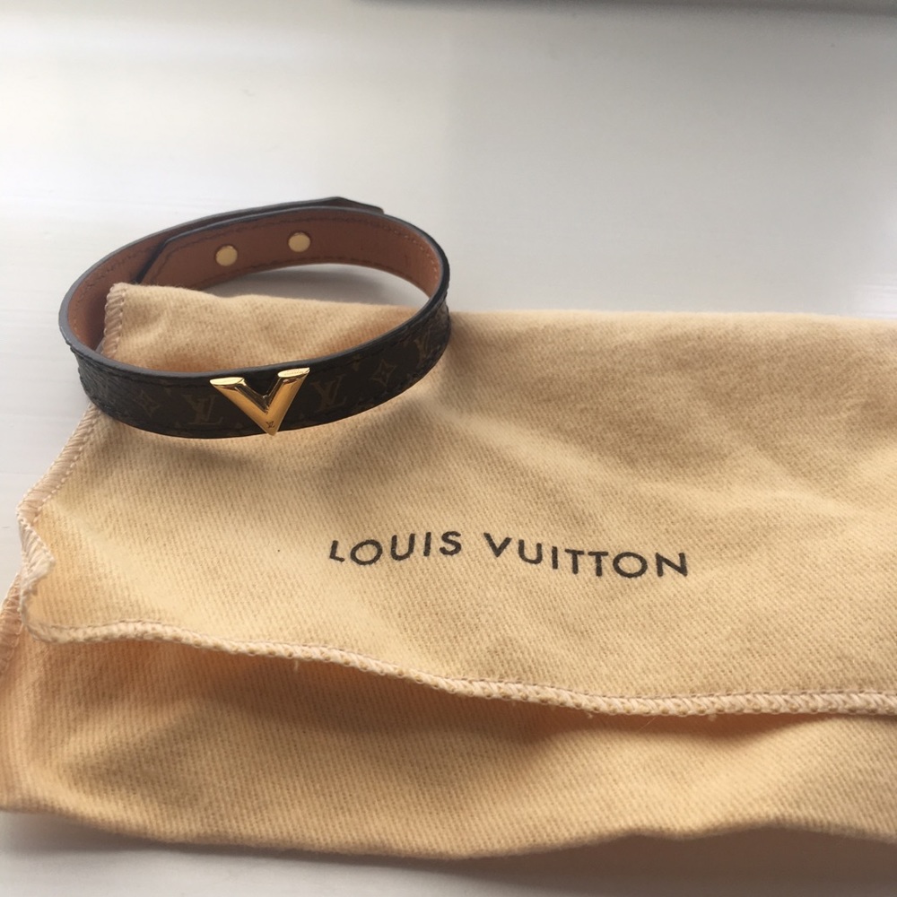 Louis Vuitton essential V bracelet